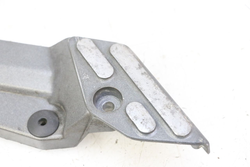 photo de PLATINE CALE PIED AVANT GAUCHE TRIUMPH SPRINT 900 (1995 - 1998)