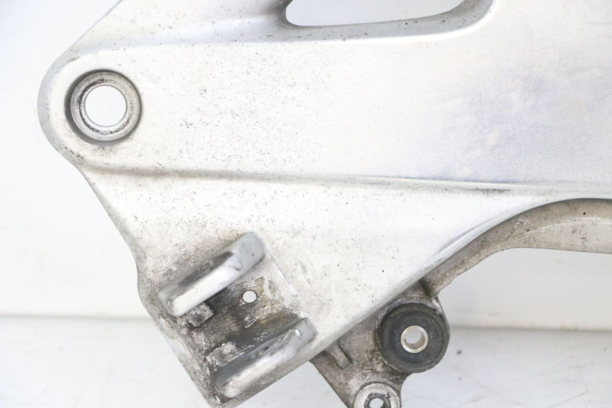 photo de PLATINE CALE PIED AVANT GAUCHE HONDA ST PAN EUROPEAN 1300 (2002 - 2013)