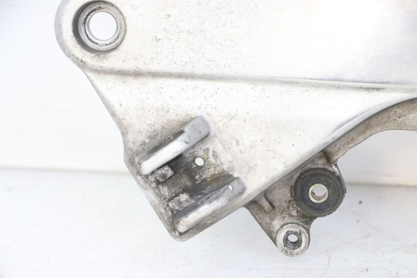 photo de PLATINE CALE PIED AVANT GAUCHE HONDA ST PAN EUROPEAN 1300 (2002 - 2013)