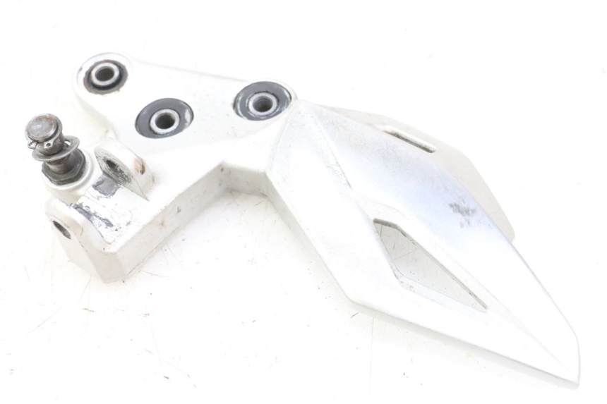 photo de PLATINE CALE PIED AVANT GAUCHE SUZUKI GSR 750 (2011 - 2017)