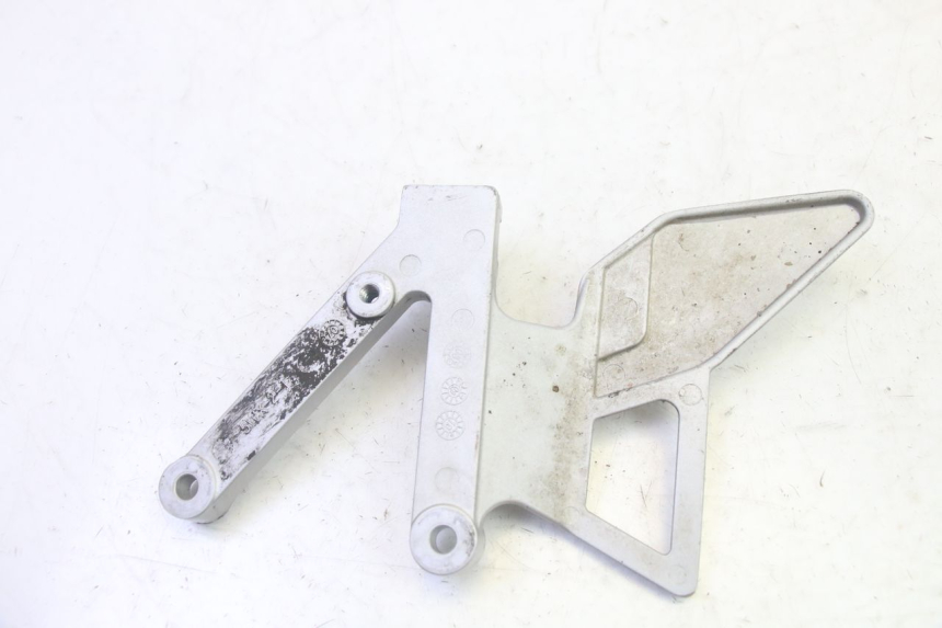 photo de PLATINE CALE PIED AVANT GAUCHE YAMAHA TZR 50 (2008 - 2016) - Autre angle de vue