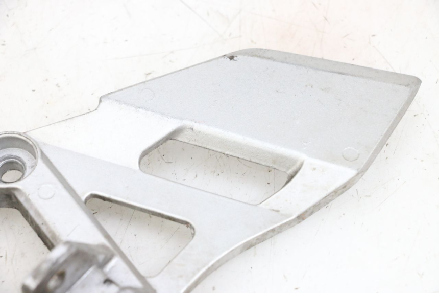 photo de PLATINE CALE PIED AVANT GAUCHE DAELIM VJ ROADWIN FI 125 (2008 - 2017) - Zoom état d’usage