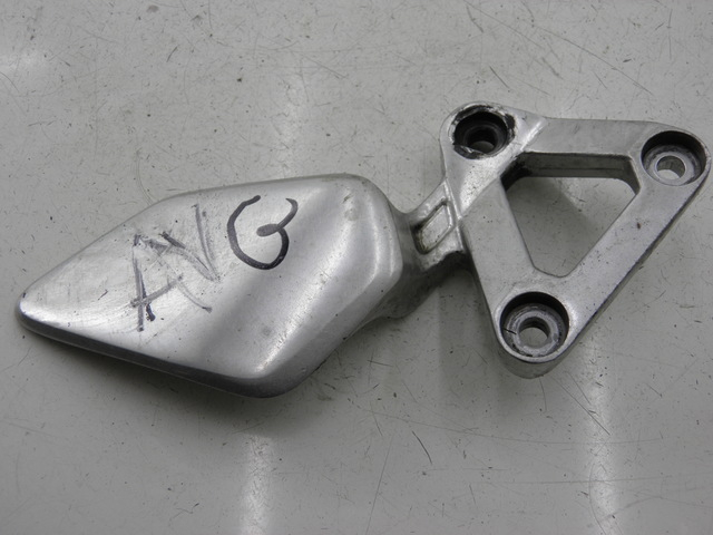 photo de PLATINE CALE PIED AVANT GAUCHE YAMAHA FZS FAZER 600 (1998 - 2001) - Vue principale