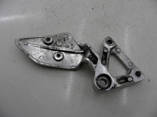 photo de PLATINE CALE PIED AVANT GAUCHE YAMAHA FZS FAZER 600 (1998 - 2001) - Autre angle de vue