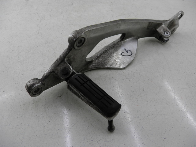 photo de PLATINE CALE PIED AVANT GAUCHE YAMAHA TDM 900 (2004 - 2006) - Vue principale