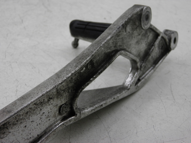 photo de PLATINE CALE PIED AVANT GAUCHE YAMAHA TDM 900 (2004 - 2006) - Marquages et références