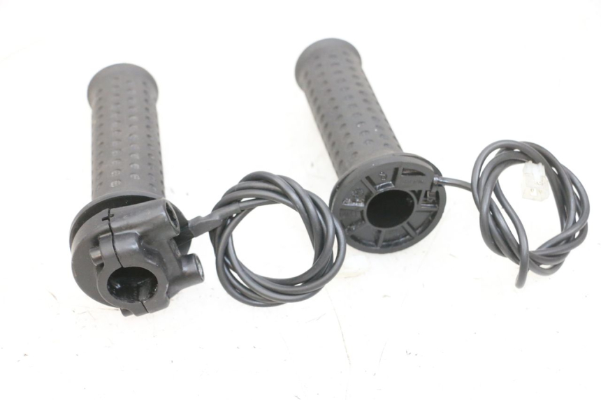 photo de POIGNEE ACCELERATEUR PIAGGIO MP3 500 (2016 - 2018) - Points de fixation
