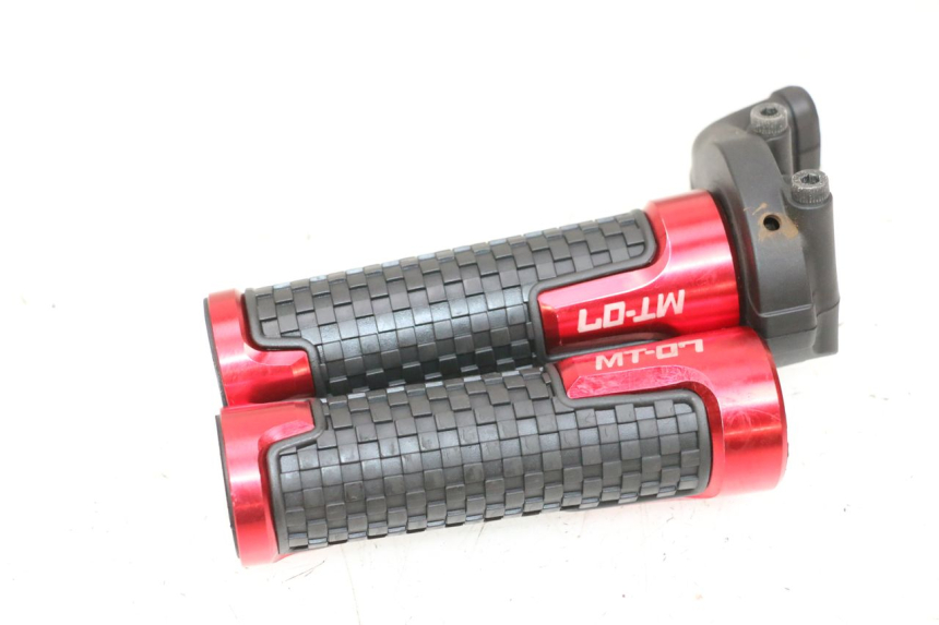 photo de POIGNEE ACCELERATEUR YAMAHA MT-07 MT07 ABS 700 (2018 - 2020) - Gros plan technique