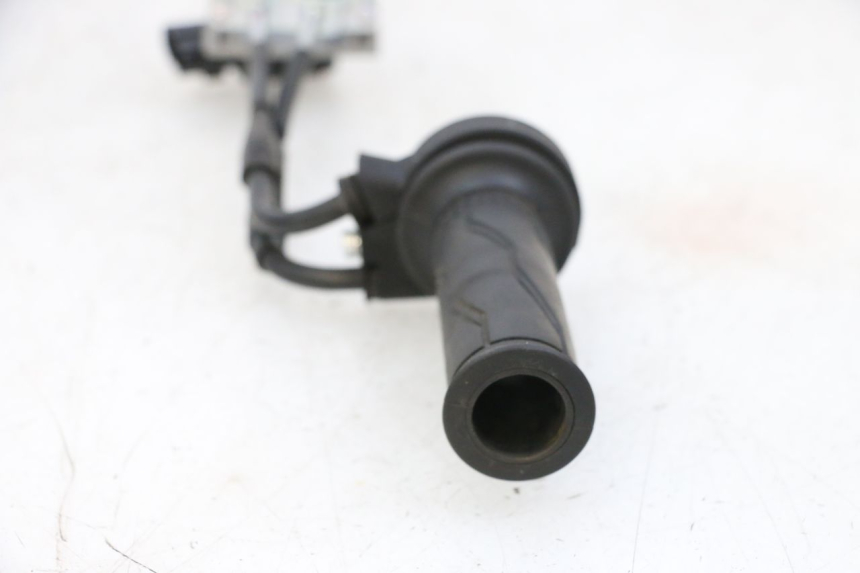 photo de POIGNEE ACCELERATEUR YAMAHA NEO'S CORE 1 (2022 - 2026) - Gros plan technique