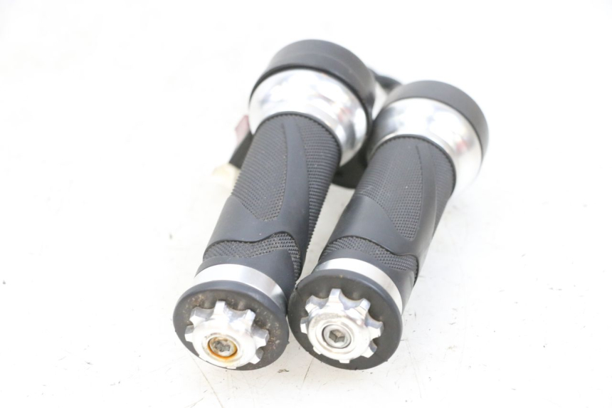 photo de POIGNEE ACCELERATEUR EFUN PUSA 1 - Points de fixation