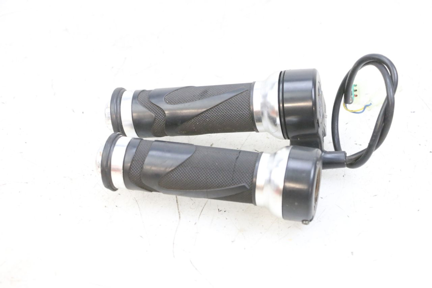 photo de POIGNEE ACCELERATEUR EFUN PUSA 1 - Points de fixation