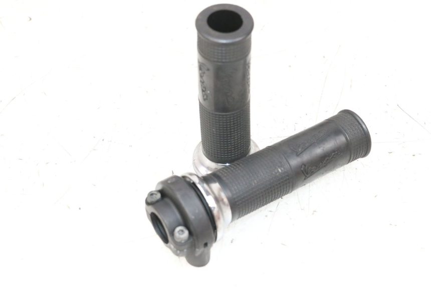 photo de POIGNEE ACCELERATEUR PIAGGIO VESPA GTS SUPER IE 125 (2009 - 2016) - Vue principale