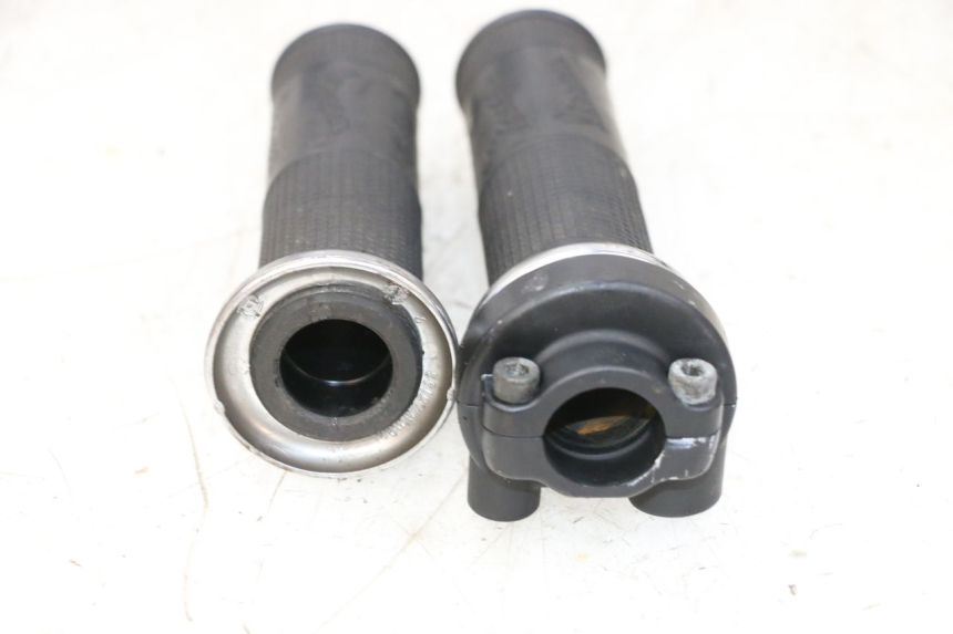 photo de POIGNEE ACCELERATEUR PIAGGIO VESPA GTS SUPER IE 125 (2009 - 2016) - Points de fixation