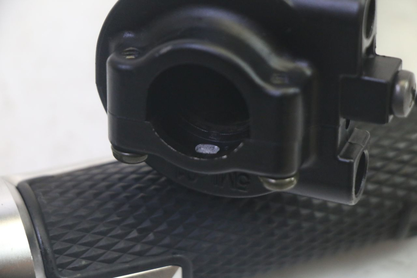 photo de POIGNEE ACCELERATEUR YAMAHA XMAX X-MAX 125 (2006 - 2009) - Autre angle de vue