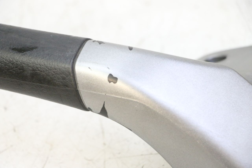 photo de POIGNEE ARRIERE GAUCHE PIAGGIO MP3 125 (2006 - 2014)