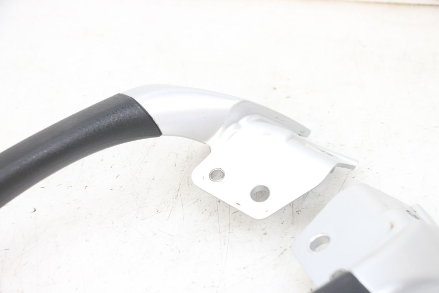 photo de POIGNEE ARRIERE PIAGGIO MP3 RL 250 (2007 - 2010) - Détails caractéristiques