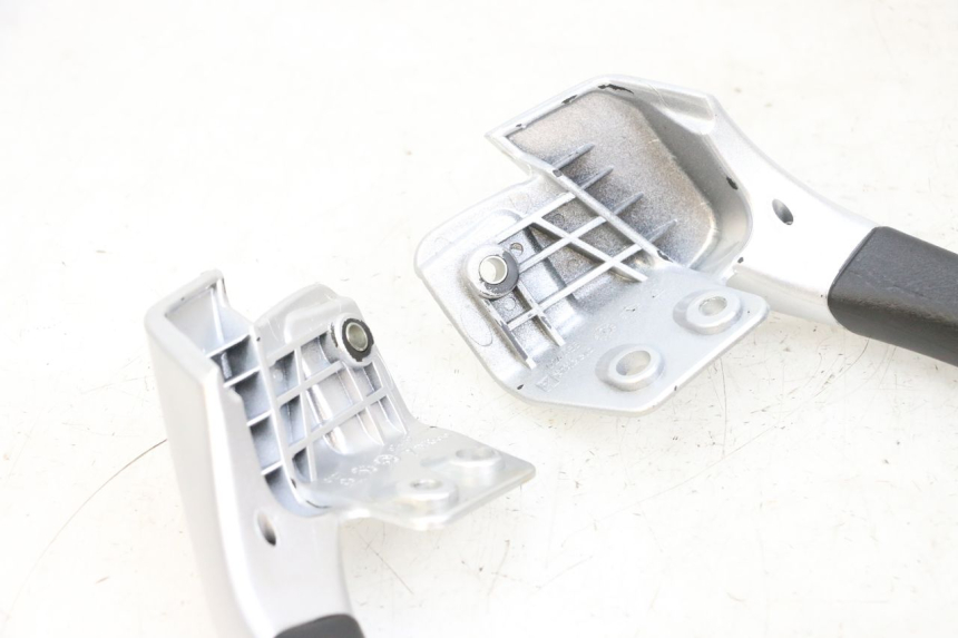 photo de POIGNEE ARRIERE PIAGGIO MP3 RL 250 (2007 - 2010) - Autre angle de vue