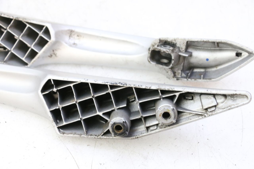 photo de POIGNEE ARRIERE PEUGEOT SATELIS 125 (2006 - 2009)