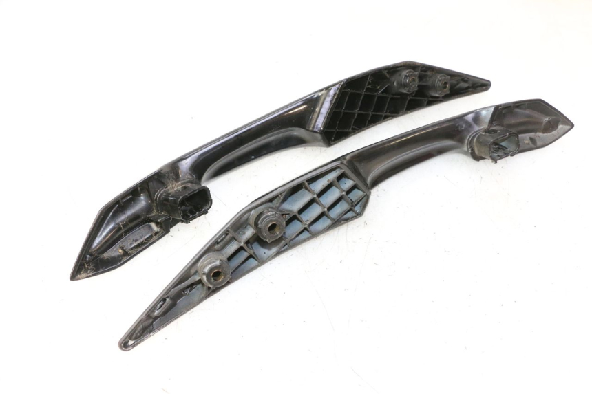 photo de POIGNEE ARRIERE PEUGEOT SATELIS 125 (2013 - 2018)