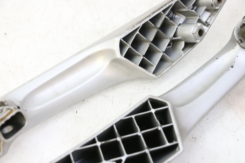 photo de POIGNEE ARRIERE PEUGEOT SATELIS 125 (2006 - 2009)