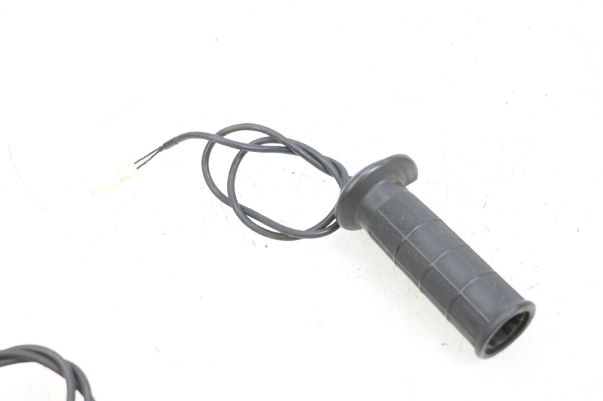 photo de POIGNEE DE GUIDON SUZUKI BURGMAN 650 (2013 - 2020)