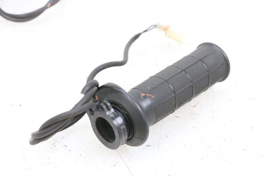 photo de POIGNEE DE GUIDON SUZUKI BURGMAN 650 (2013 - 2020)