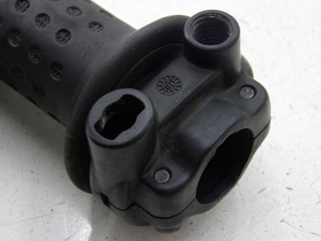 photo de POIGNEE DE GUIDON PIAGGIO XEVO 400 (2007) - Détail de la pièce