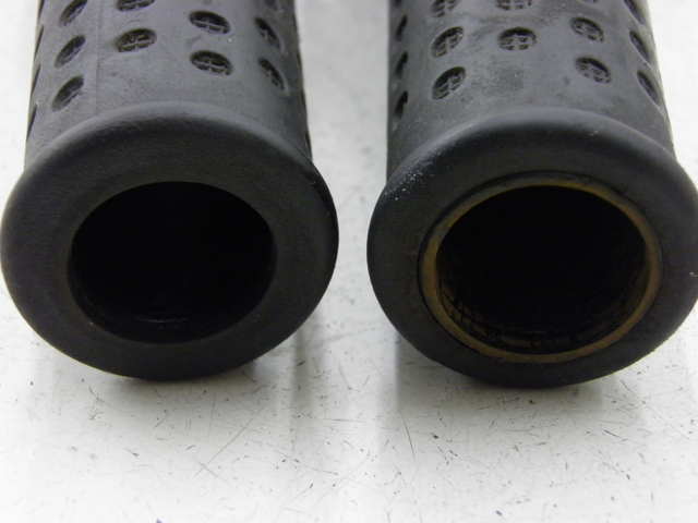 photo de POIGNEE DE GUIDON PIAGGIO XEVO 400 (2007) - Autre angle de vue