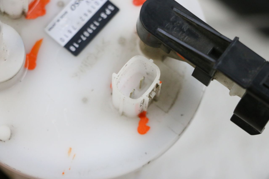 photo de POMPE A ESSENCE YAMAHA TDM ABS 900 (2002 - 2014) - Autre angle de vue