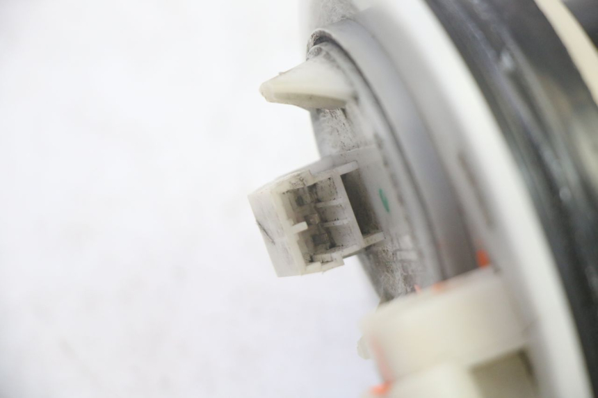 photo de POMPE A ESSENCE YAMAHA XMAX X-MAX 125 (2006 - 2009) - Gros plan technique