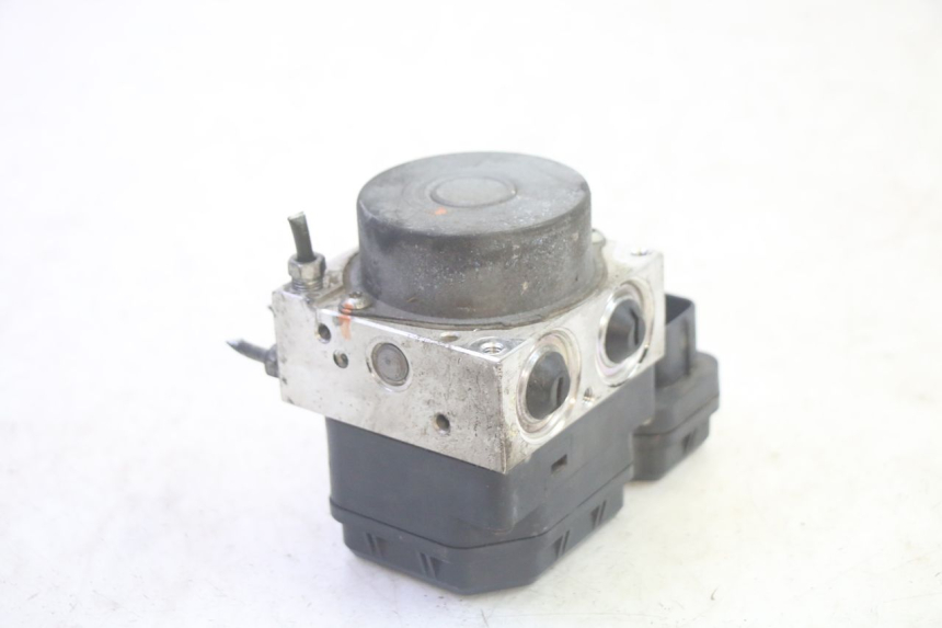 photo de POMPE ABS YAMAHA FJR ABS 1300 (2006 - 2012) - Gros plan technique