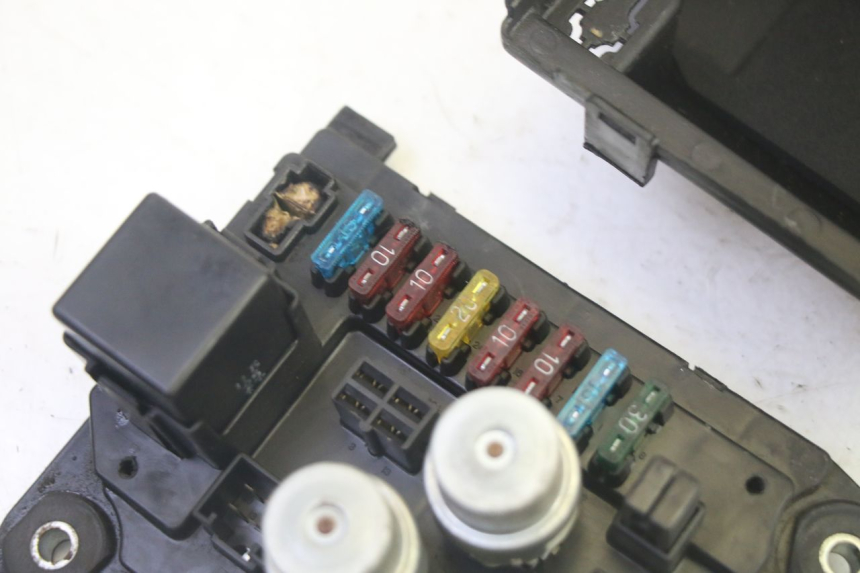 photo de PORTE FUSIBLE KAWASAKI GPZ RX 1000 (1986 - 1988) - Zoom état d’usage