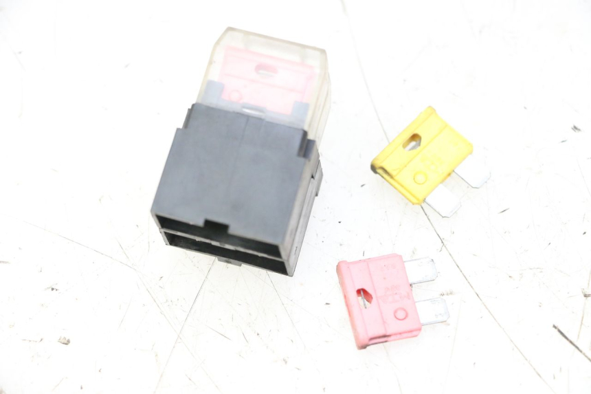 photo de PORTE FUSIBLE YAMAHA YP MAJESTY 125 (2007 - 2010)