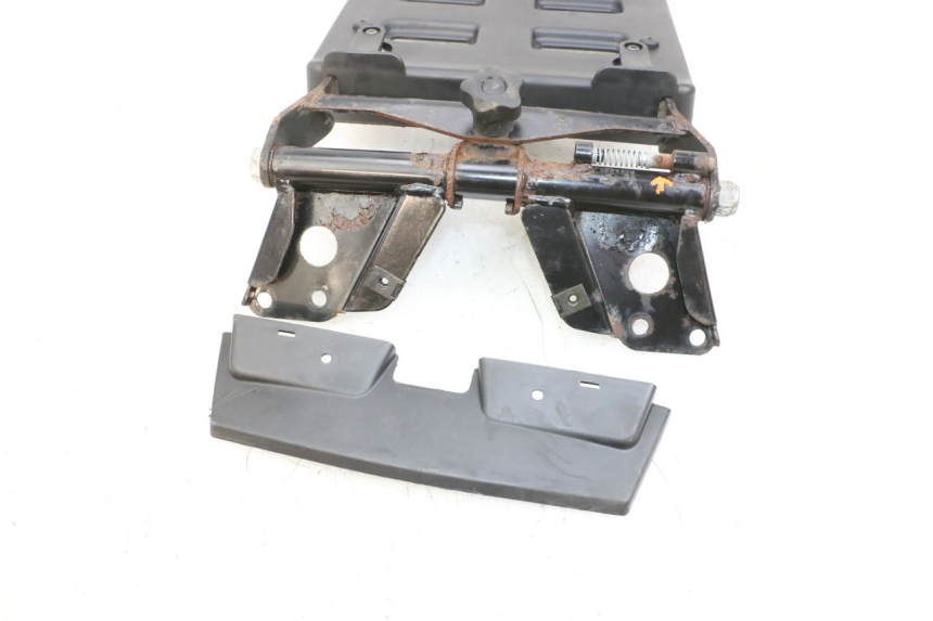 photo de PORTE PAQUET PIAGGIO MP3 RL 250 (2006 - 2010) - Points de fixation