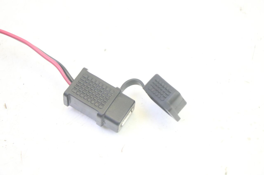 photo de PRISE ALLUME CIGARE PIAGGIO MP3 HPE 350 (2018 - 2020) - Détail de la pièce