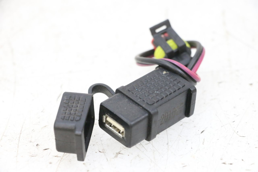 photo de PRISE ALLUME CIGARE PIAGGIO MP3 HPE 300 (2019 - 2026) - Vue principale