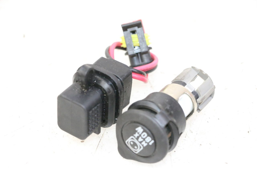 photo de PRISE ALLUME CIGARE PIAGGIO MP3 500 (2014 - 2016)