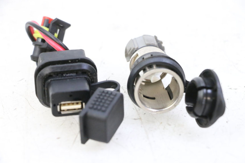photo de PRISE ALLUME CIGARE PIAGGIO MP3 500 (2014 - 2016)