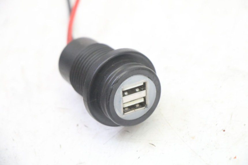 photo de PRISE ALLUME CIGARE HONDA ST PAN EUROPEAN 1300 (2002 - 2013)