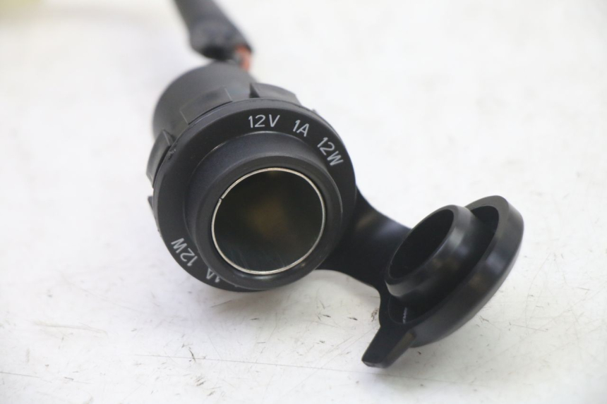 photo de PRISE ALLUME CIGARE YAMAHA XMAX X-MAX 125 (2021 - 2025)