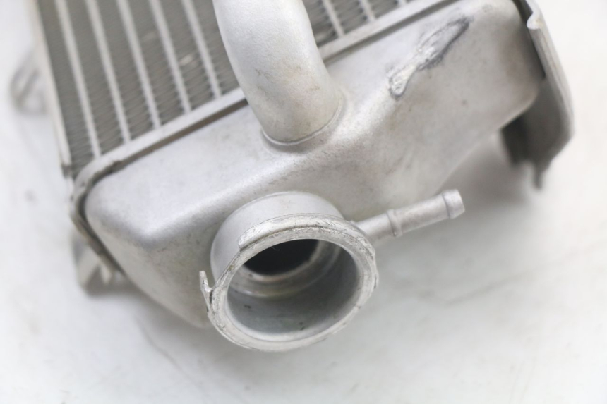 photo de RADIATEUR DROIT HONDA CRF R 250 (2020 - 2021) - Gros plan technique