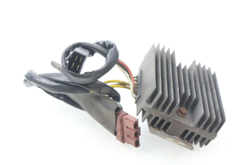 photo de REGULATEUR CHARGE PIAGGIO BEVERLY 500 (2003 - 2007) - Gros plan technique