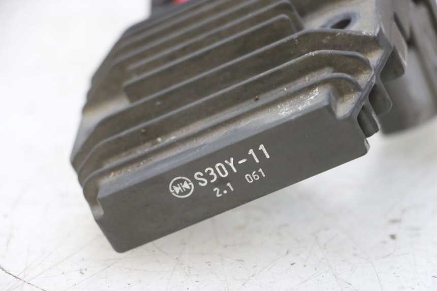 photo de REGULATEUR CHARGE YAMAHA FJR ABS 1300 (2006 - 2012) - Gros plan technique
