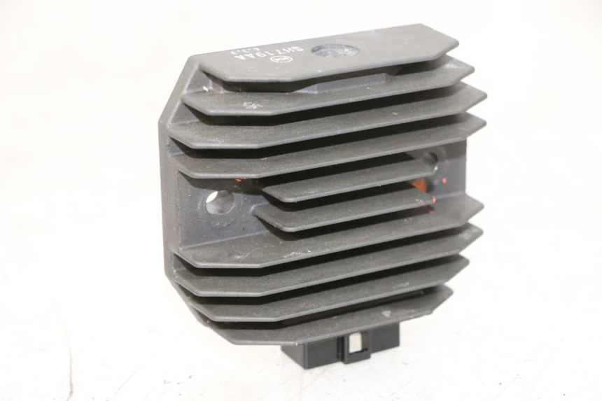 photo de REGULATEUR CHARGE YAMAHA FZ6 N FAZER 600 (2004 - 2006)