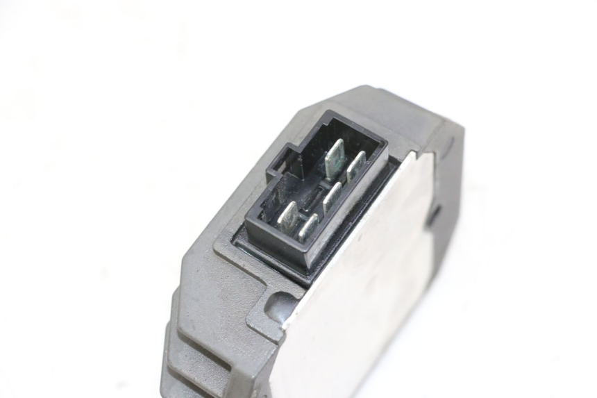 photo de REGULATEUR CHARGE YAMAHA FZ6 N FAZER 600 (2004 - 2006)