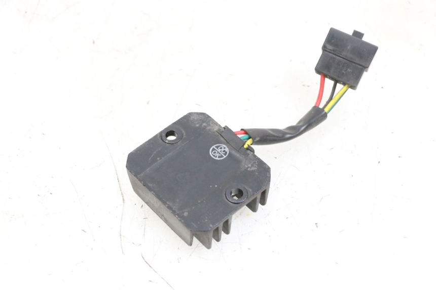 photo de REGULATEUR CHARGE KYMCO LIKE 125 (2009 - 2016) - Gros plan technique