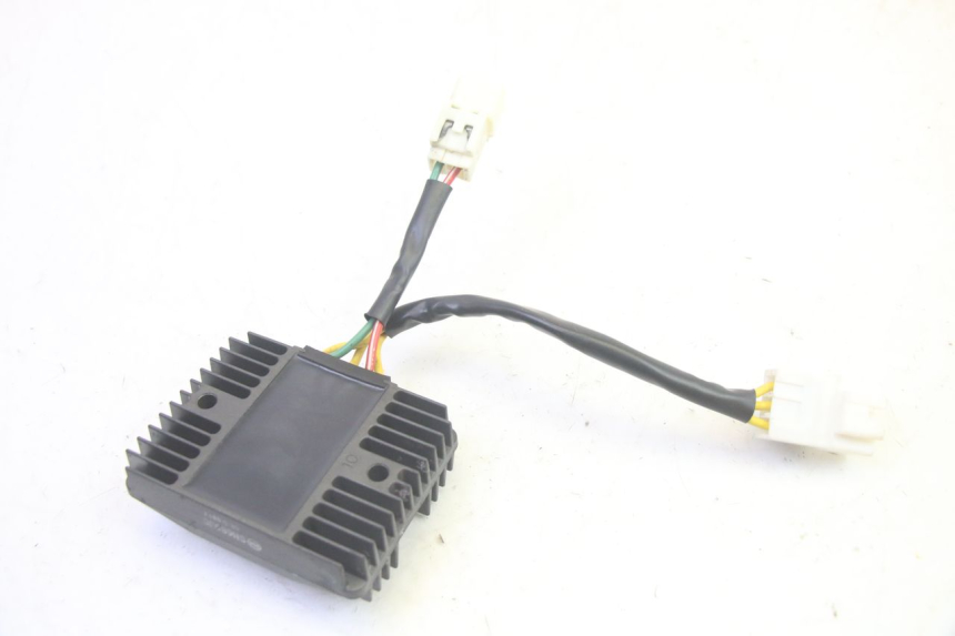 photo de REGULATEUR CHARGE PIAGGIO MP3 HPE 350 (2018 - 2020) - Gros plan technique