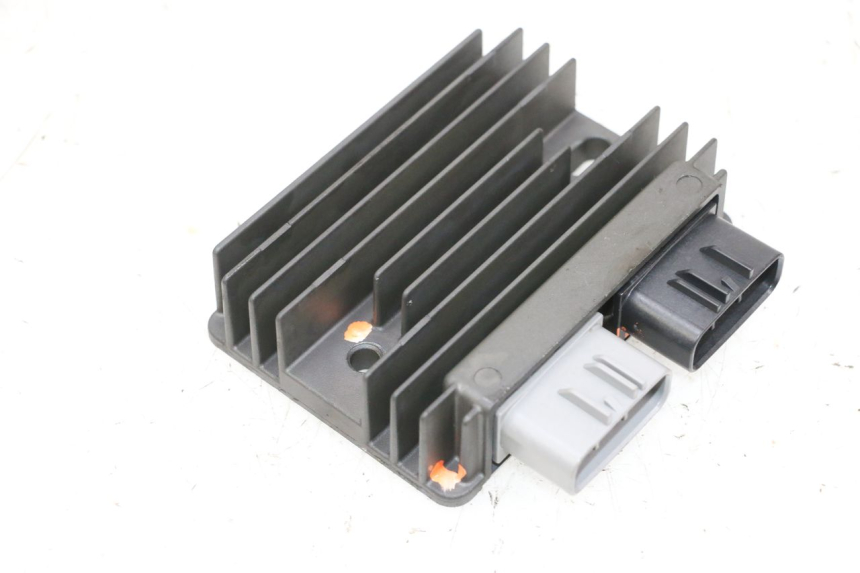 photo de REGULATEUR CHARGE PIAGGIO MP3 HPE 300 (2019 - 2026) - Vue d’ensemble