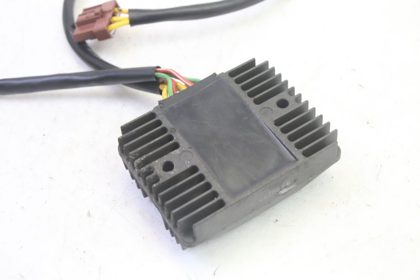 photo de RÉGULATEUR DE CHARGE PIAGGIO MP3 RL 250 (2007 - 2010) - Points de fixation