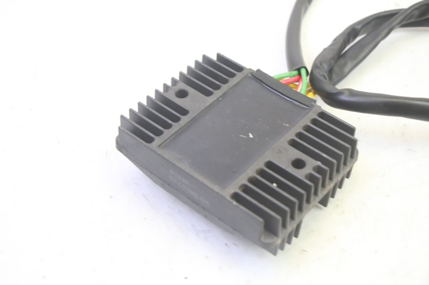 photo de RÉGULATEUR DE CHARGE PIAGGIO MP3 RL 250 (2007 - 2010) - Gros plan technique
